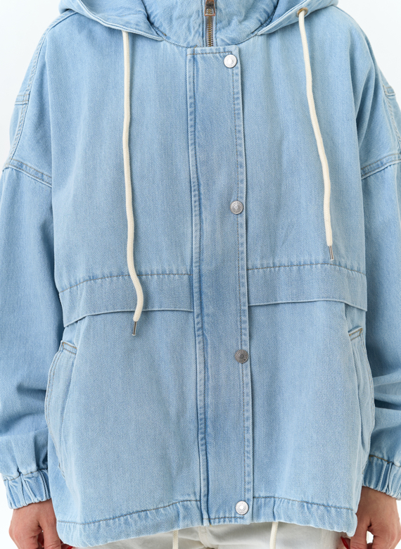 Женская джинсовая куртка с капюшоном