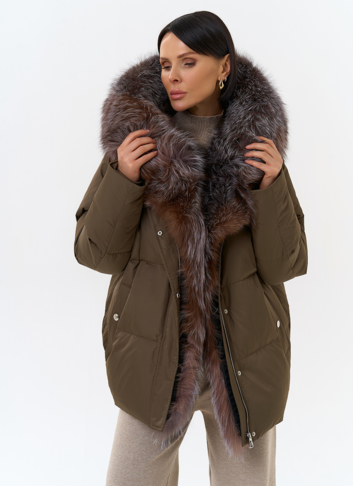 Женский пуховик с отделкой из меха блюфрост