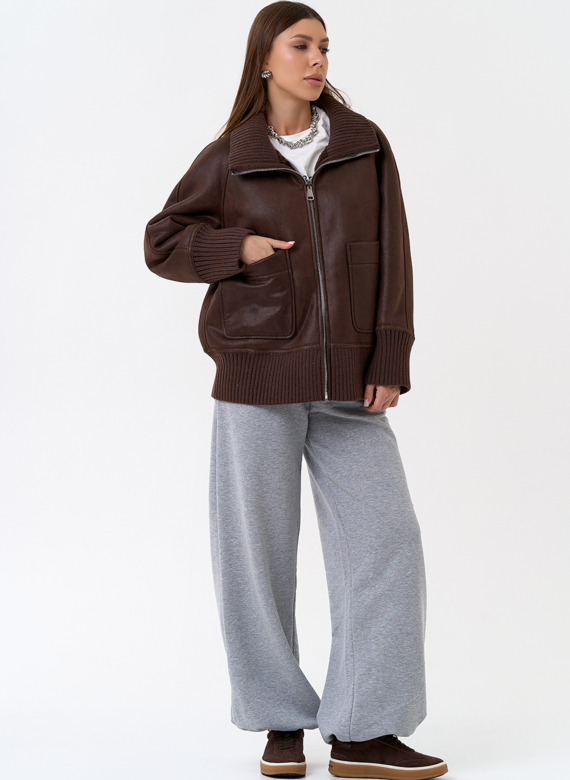 Женский двухсторонний бомбер из эко замши в коричневом цвете