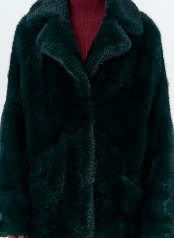 Шуба из меха норки с английским воротником в зеленом цвете