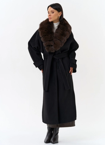 Женское утепленное пальто с отделкой из меха песца