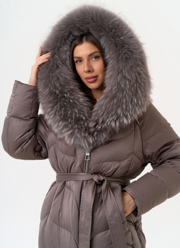 Женский пуховик с отделкой из меха лисы
