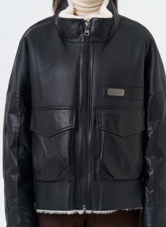 Женский пуховик из натуральной кожи с отделкой из овчины