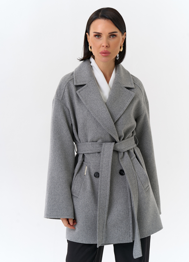 Женское укороченное пальто в сером цвете модель № 32515 меха малина