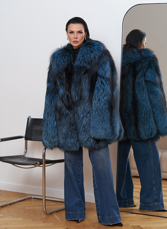 Шуба из меха чернобурки голубого цвета