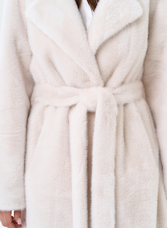 Женское пальто из эко меха с декоративными молниями