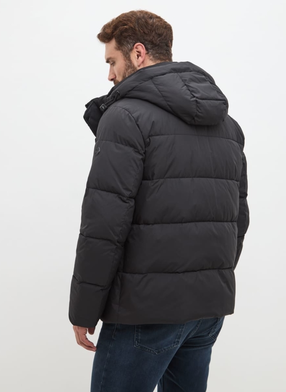 Мужской пуховик черного цвета 