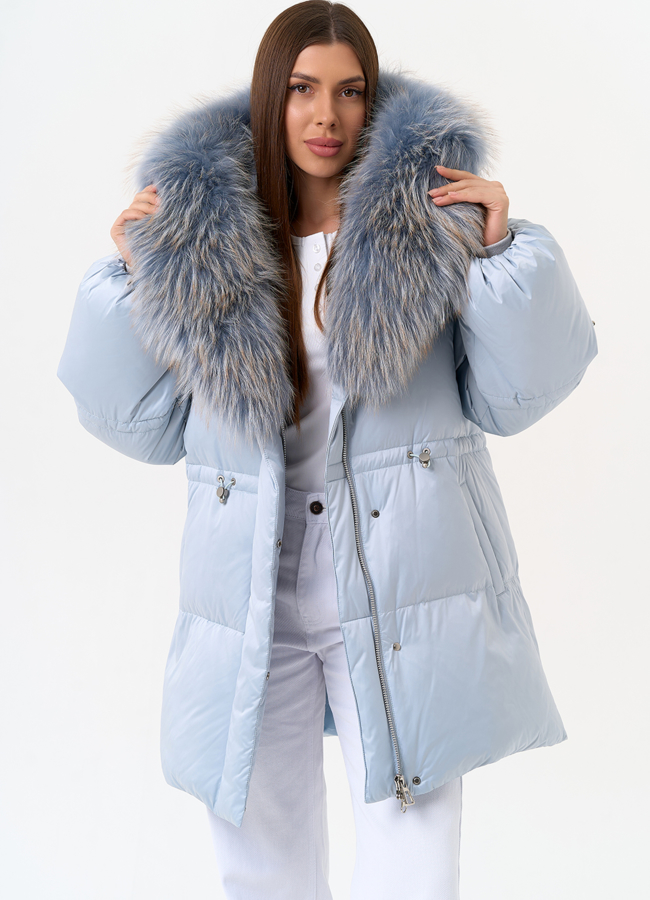 Женский пуховик голубого цвета с капюшоном из меха лисы модель № 31701 универмаг малина