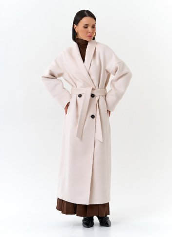 Светлое женское пальто с воротником шаль