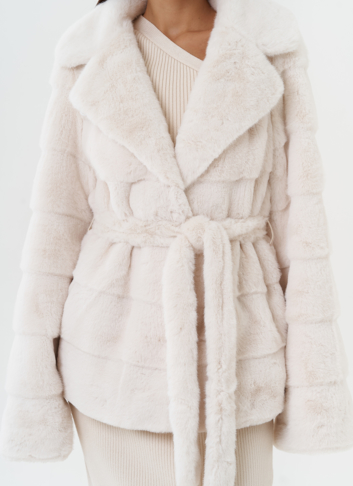 Короткая шуба из эко меха с английским воротником