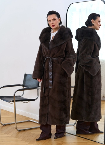Длинная шуба из меха норки с капюшоном из меха куницы фото