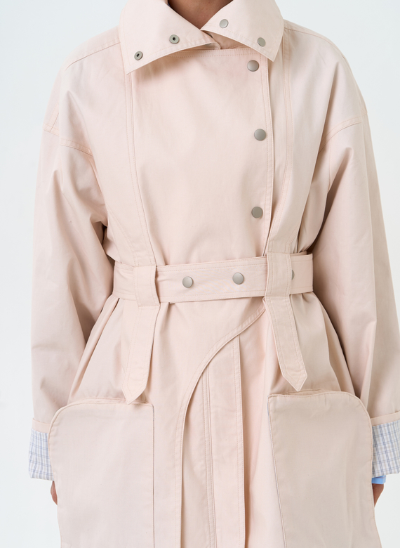 Женский светлый плащ с поясом