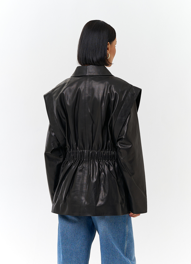 фото Женская куртка из натуральной кожи с акцентными плечами модель № 32884