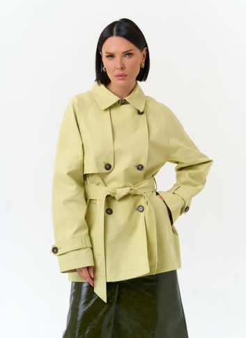 Женский укороченный плащ с поясом