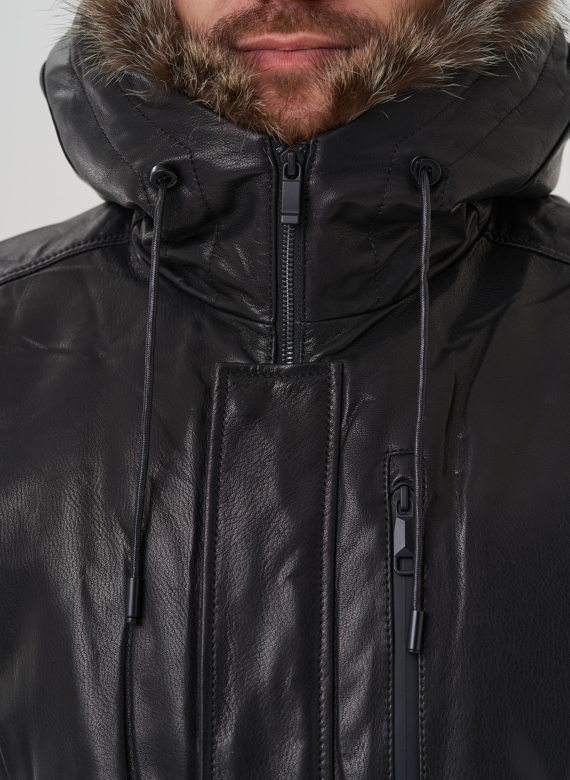 Мужская куртка с капюшоном на мехе из волка