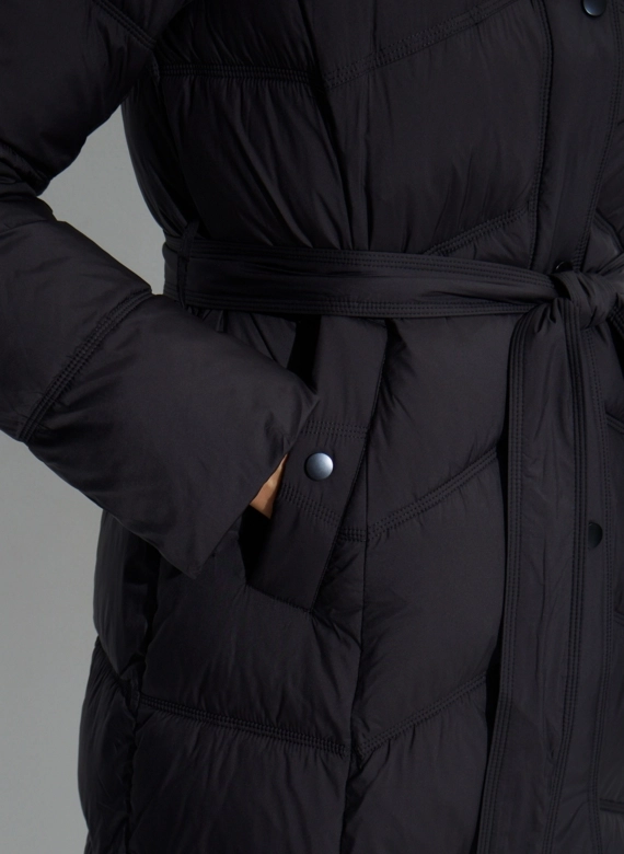 Женский пуховик с мехом енота на капюшоне фото