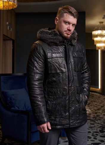 Пуховик из натуральной кожи с мехом енота