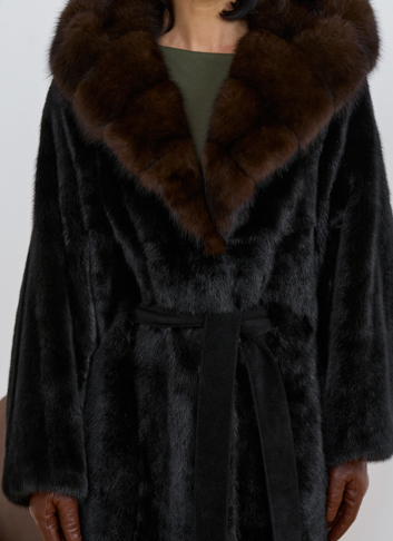 Шуба из меха норки с капюшоном из меха куницы