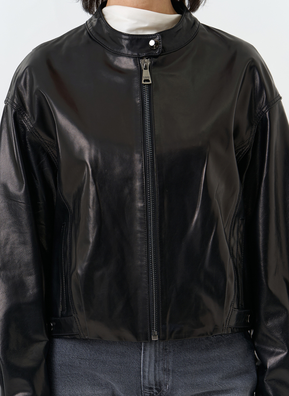 Женская короткая куртка из натуральной кожи 