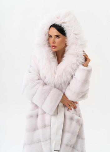 Белая шуба из меха норки с капюшоном из меха енота