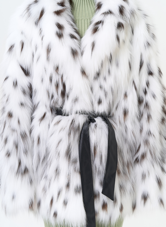 Белая шуба из меха лисы с поясом