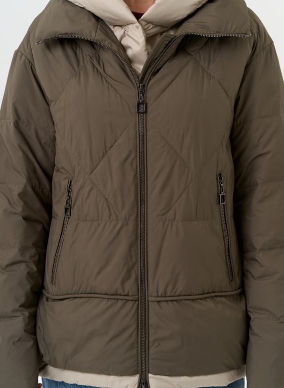 Женская куртка с контрастным капюшоном