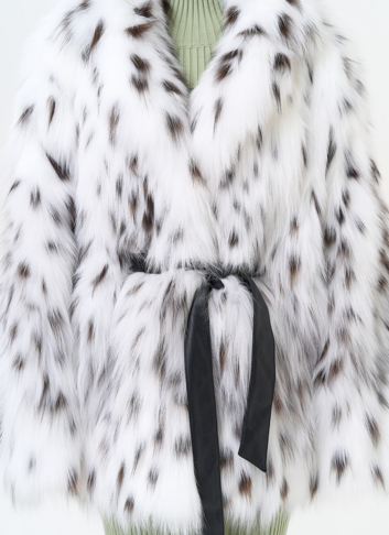 Белая шуба из меха лисы с поясом