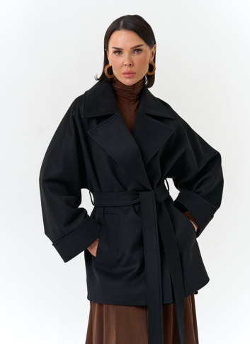 Женское укороченное пальто черного цвета