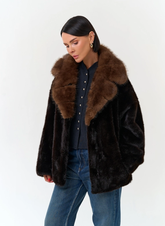 Женская куртка из эко меха с английским воротником