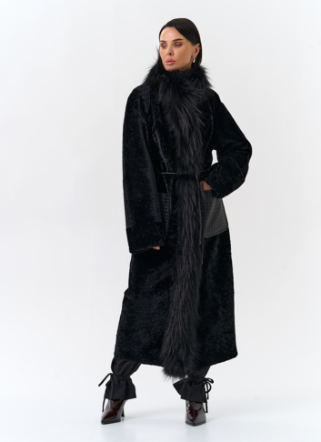 Женская дубленка с отделкой из меха лисы