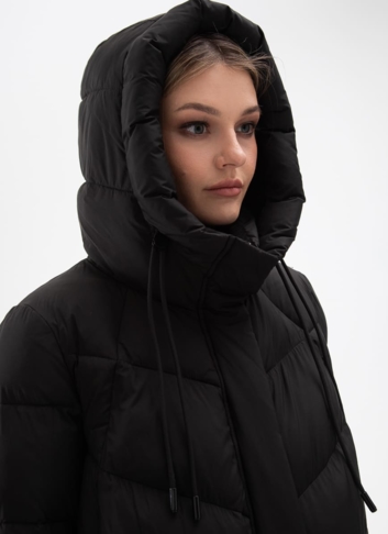 Женский пуховик черного цвета с капюшоном