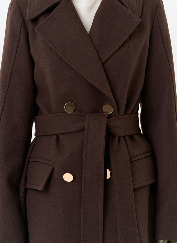 Женское пальто с английским воротником