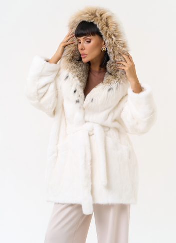 Женская шуба из меха норки с капюшоном из меха рыси