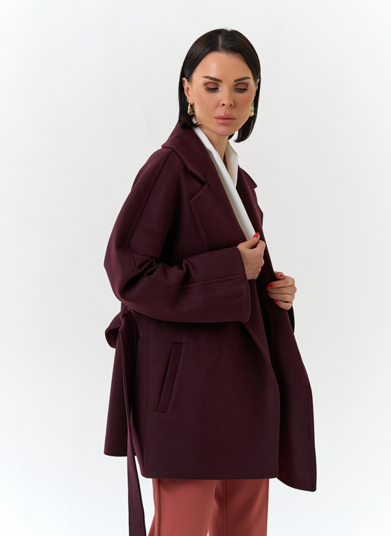 Женское укороченное пальто с английским воротником