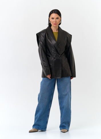 Женская куртка из натуральной кожи с акцентными плечами