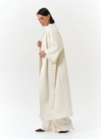 Женское пальто белого цвета