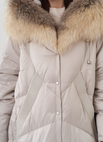 Пуховик с отделкой капюшона из меха лисы